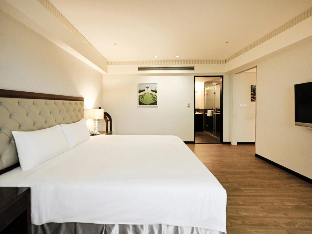 Hotel June — 5