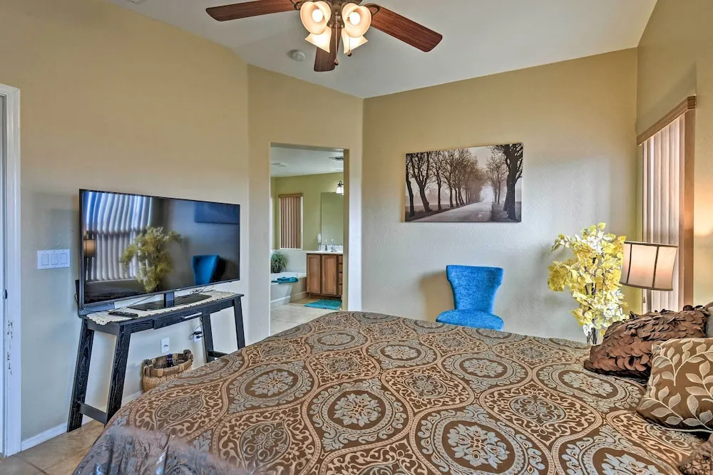 West Phoenix Home: Hike, Dine & Golf Nearby! - фото 6