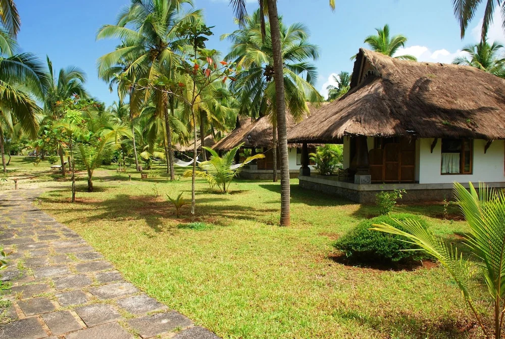 Cottage with pool view