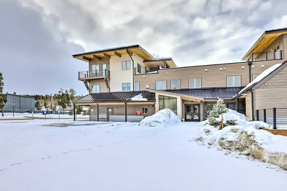 Aprez Retreat 3 Bedroom Condo by RedAwning