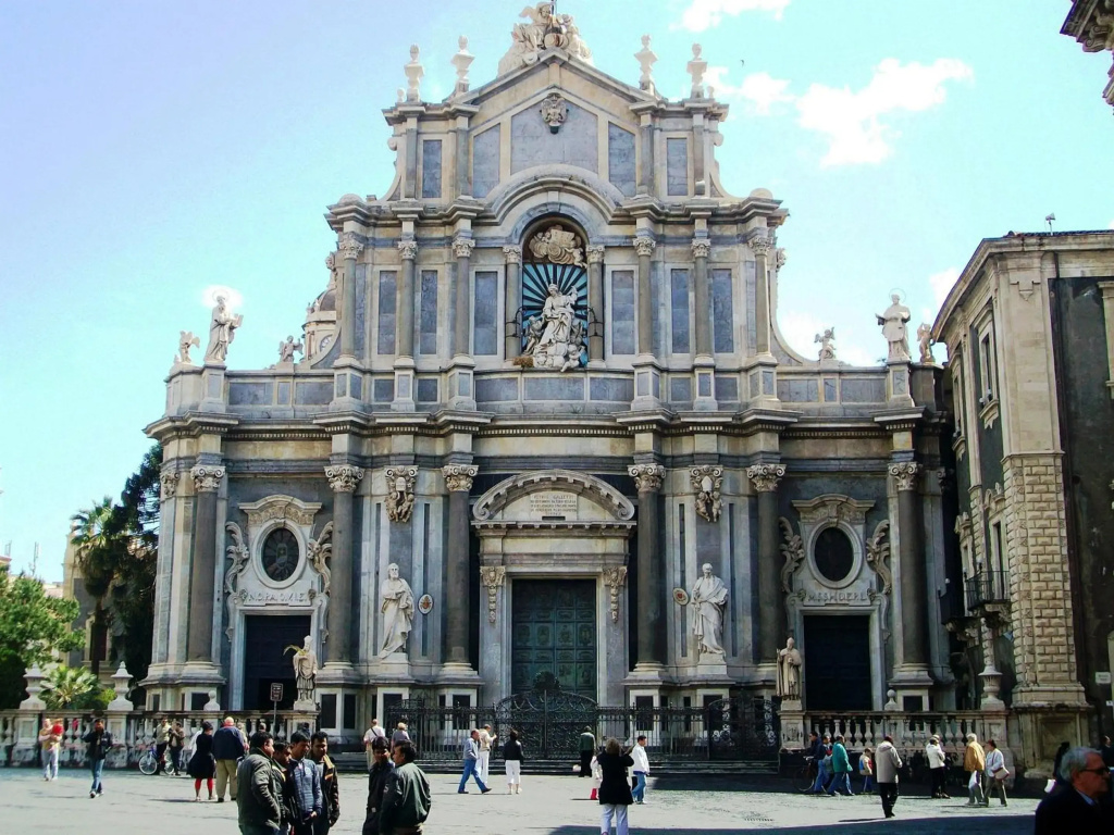 4 bedrooms appartement with city view furnished terrace and wifi at Catania 3 km away from the beach