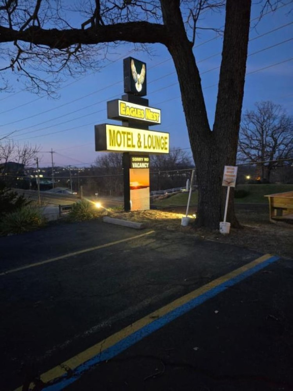 Eagles Nest Motel & Lounge