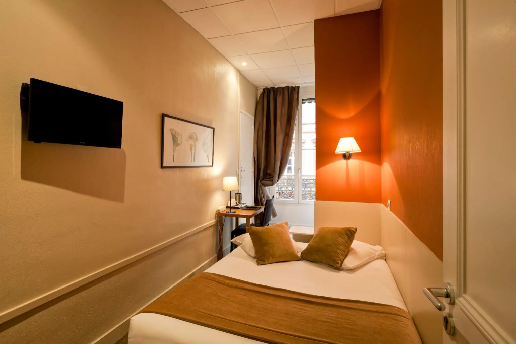 Classic Double room (full double bed)