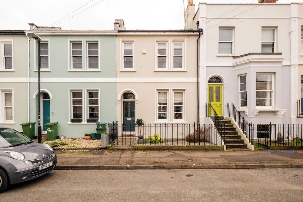 Stunning 2BD Townhouse in Cheltenham