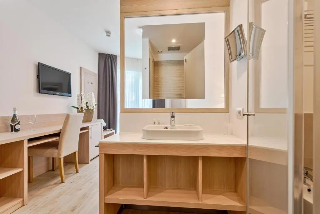 Comfort Double room with balcony and with partial view (full double bed)