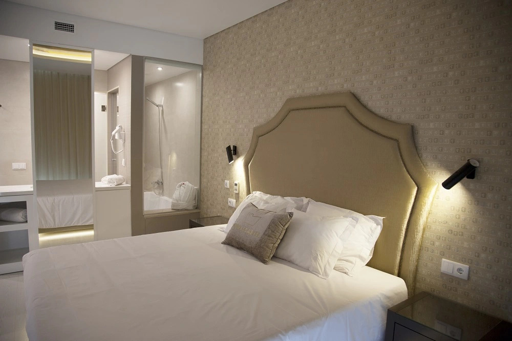 花園景觀高級雙人房,配有雙人床。