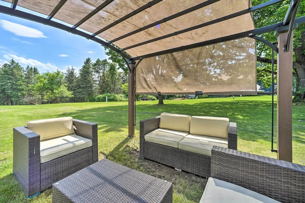 Stylish Suburban Getaway, 10 Miles to Royal Mtn!