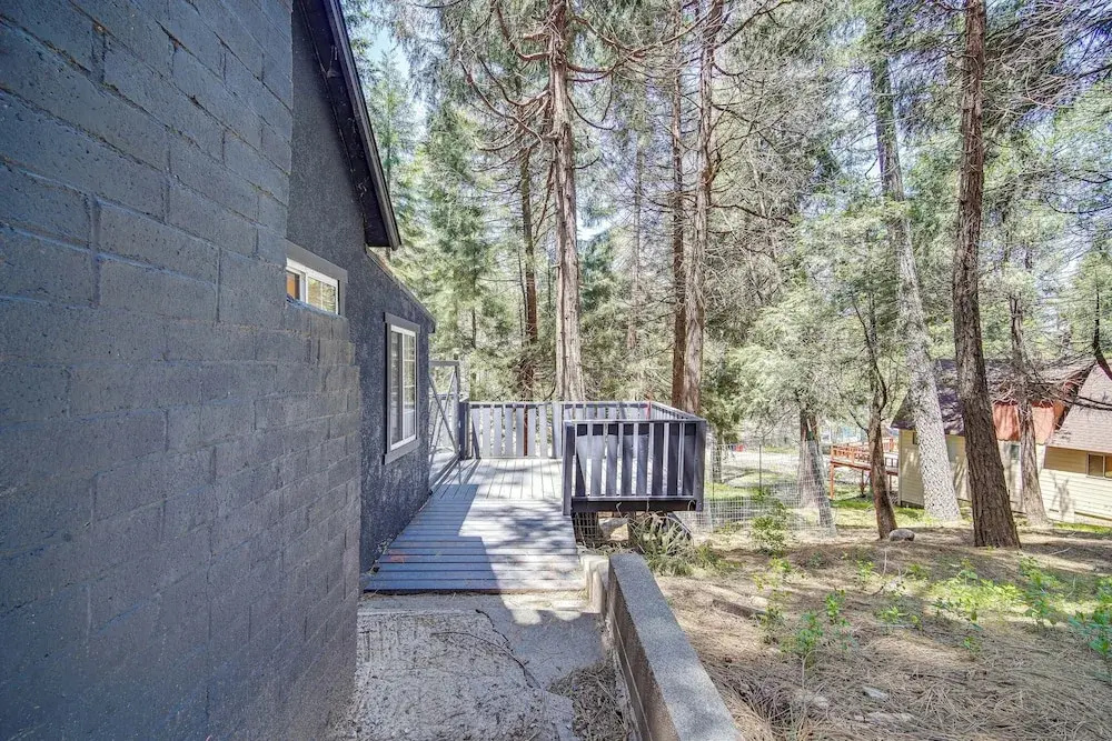 Crestline Vacation Rental, Close to Hiking Trails!