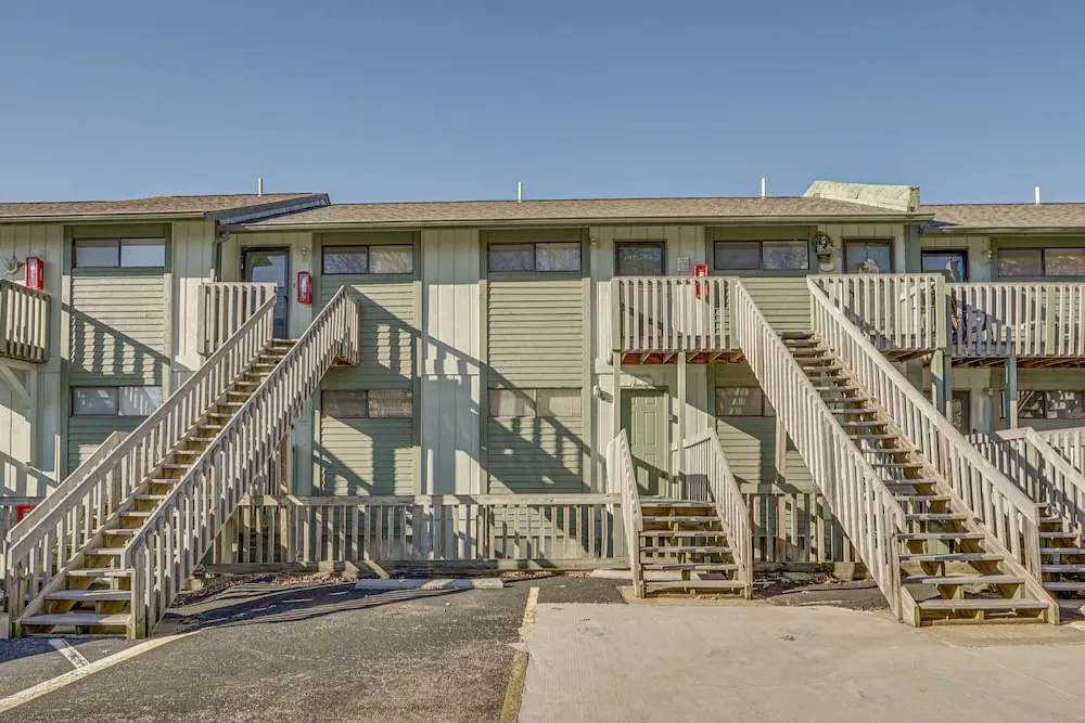 Seasonal Pool & Private Deck: Lake Ozark Getaway