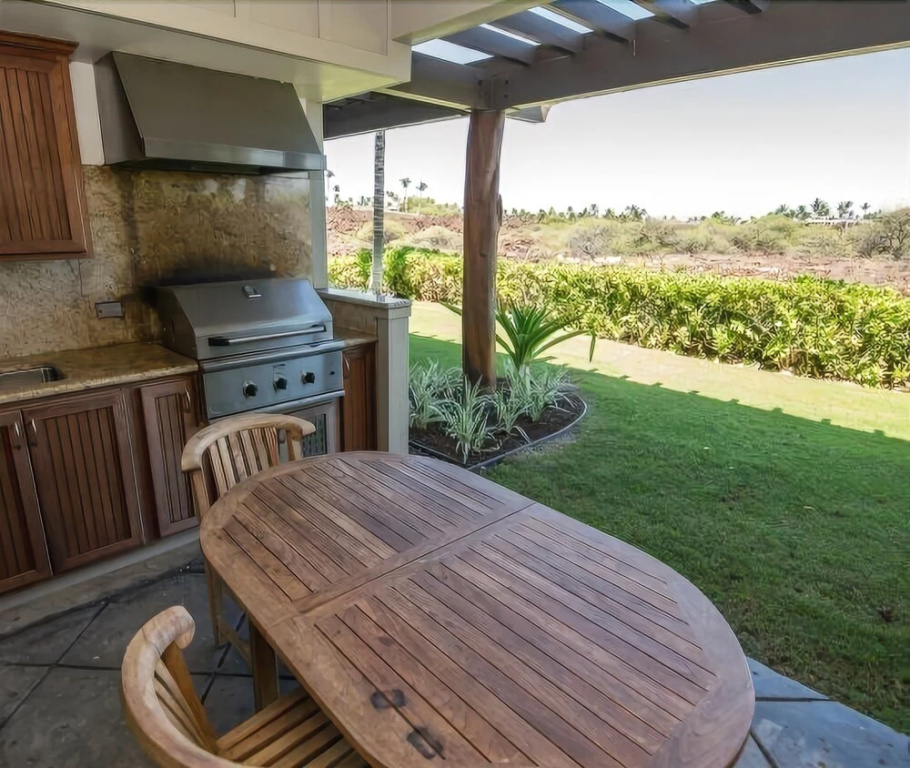 Close To The Beach, Shopping And Adventures! 3 Bed 3 Bedroom Condo