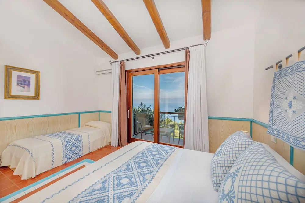 Comfort Triple room with partial sea view
