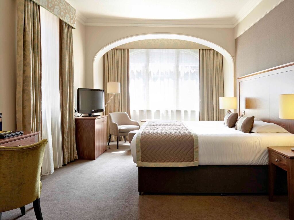 Bush Hotel Farnham by null