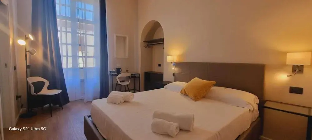 Deluxe Double room with city view (full double bed)