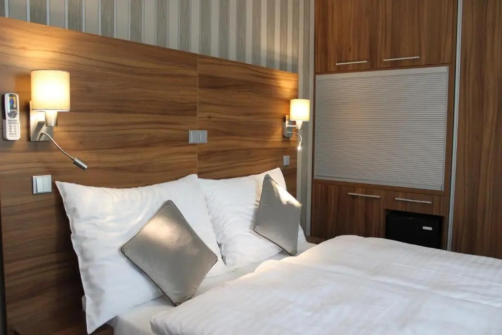 Deluxe Double room (full double bed)