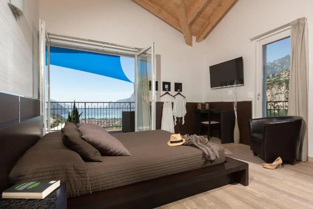 Superior room with lake view