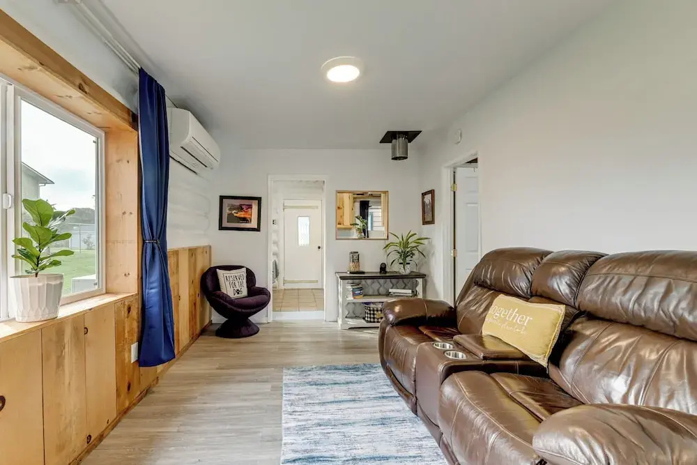 Unique Dog-friendly Log Cabin: Short Walk to Ocean — фото 4