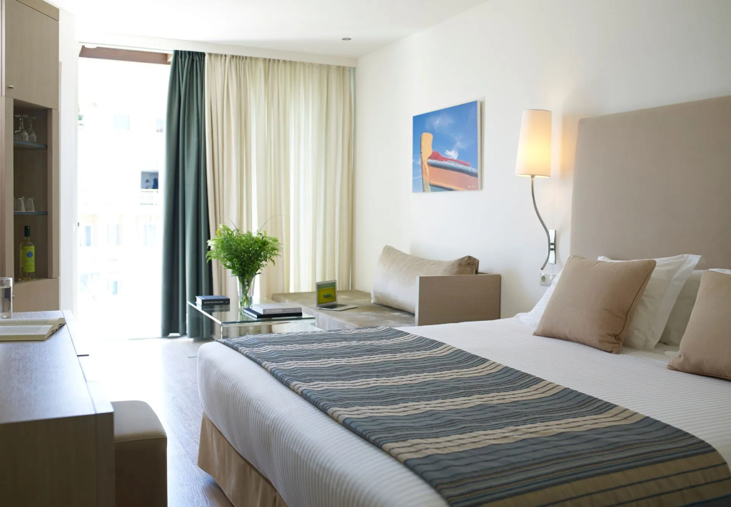 Double room with city view (full double bed)
