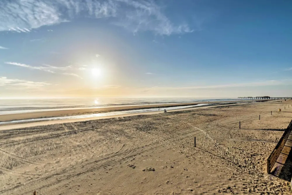 Walk to Ocean: Bright Daytona Beach Condo!