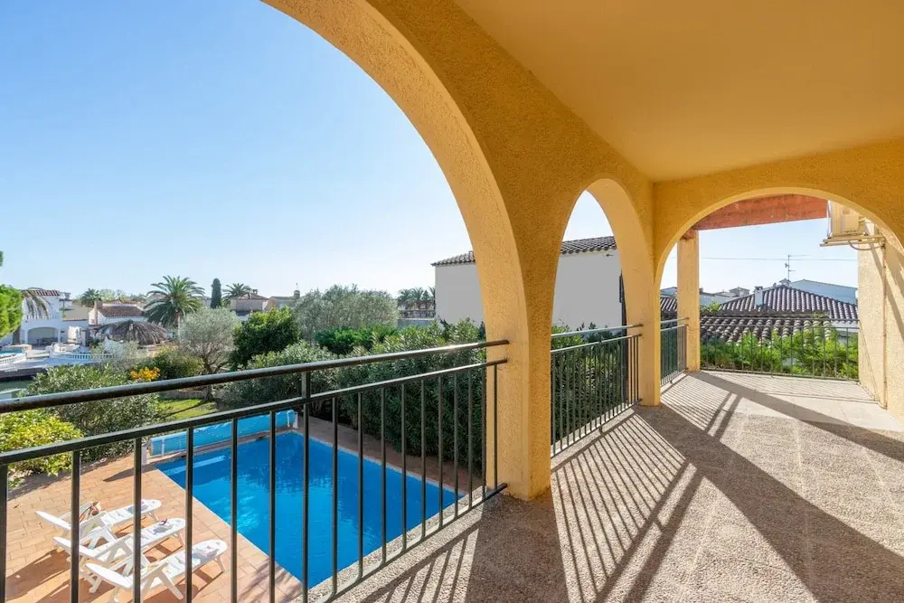 Luxury Canal-side Home With Pool