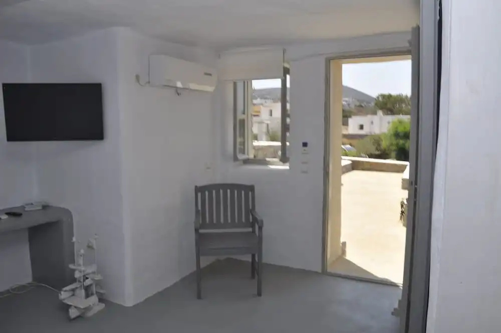Standard room with balcony and with partial sea view