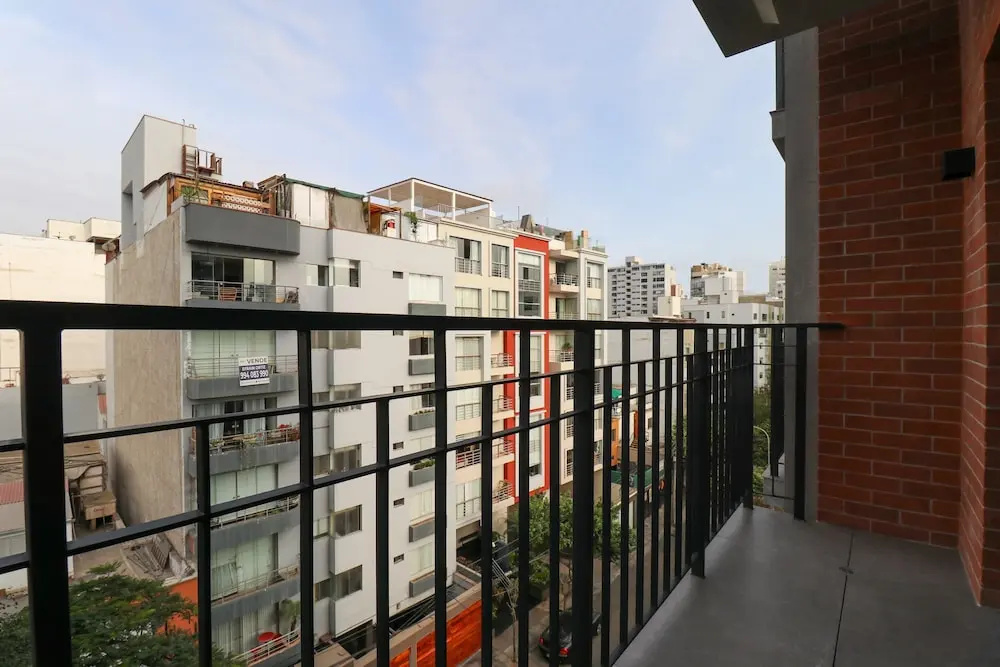 w Homey 3BR With Balcony in Miraflores