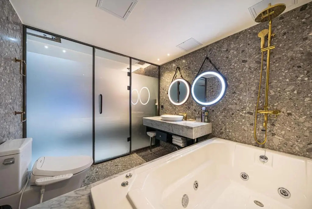 Deluxe Double room (full double bed)