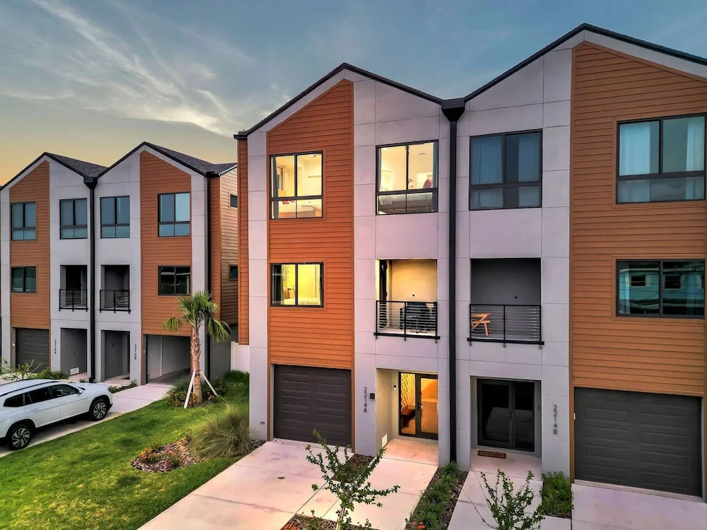 NEW 4 Bed 3 Bath Heated Salt Pool Walk2beach