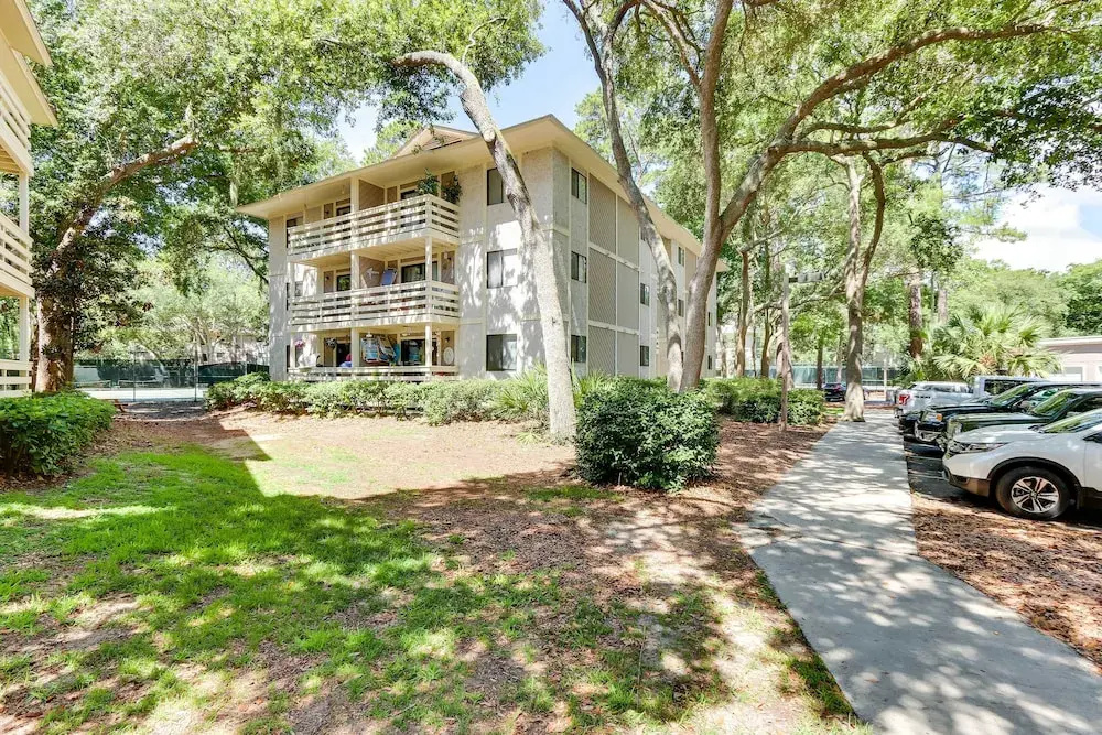 Pool Deck Access & Walk to Beach: Hilton Head Unit