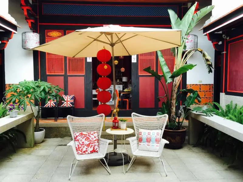 Standard Triple room with courtyard view