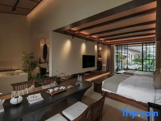 Standard Family room with garden view