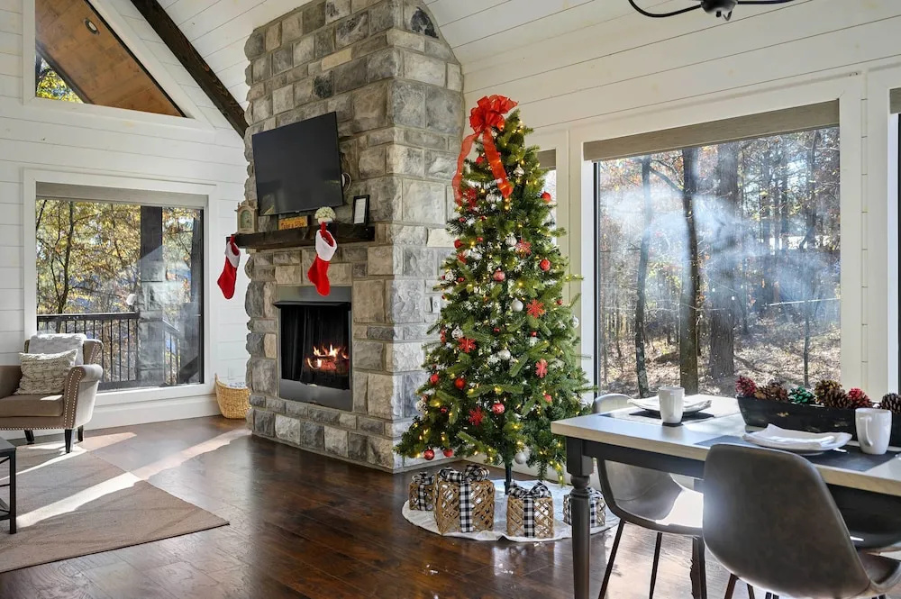 Modern Cabin w/ Hot Tub: 1 Mi From Hochatown!