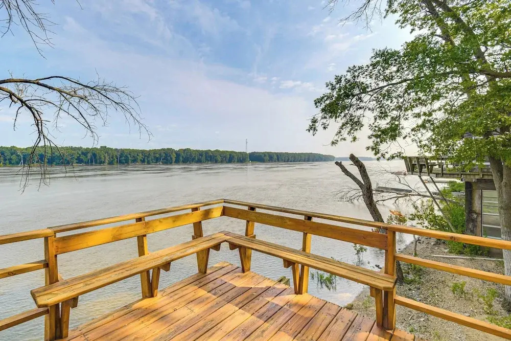 Scenic Views & Yard: Mississippi River Retreat!