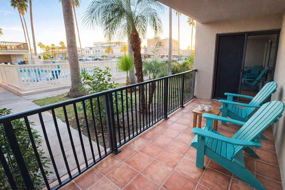 Renovated 1st Floor Beach 250ft Pool