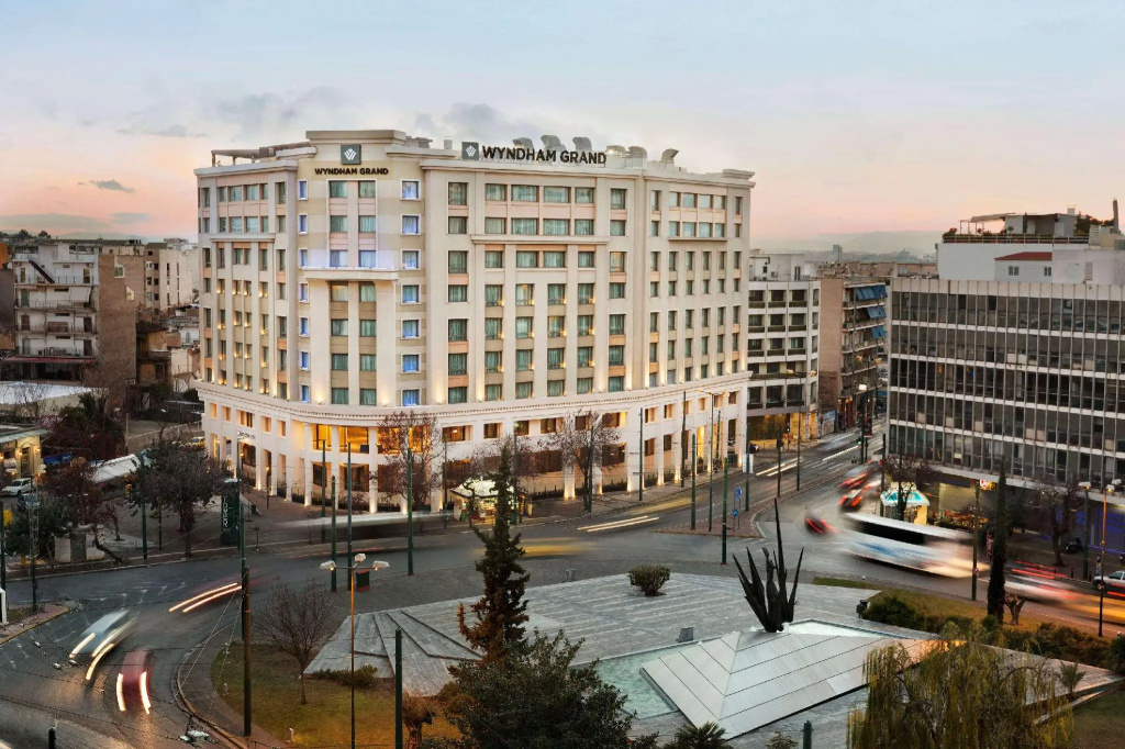 Zeus Wyndham Grand Athens Room Type - Standard Atrium View room full double bed