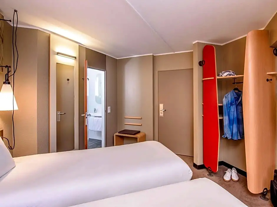 ibis Frankfurt Centrum Room Type - Superior room with queen size double bed ibis Frankfurt Centrum Room Type - Superior room with queen size double bed