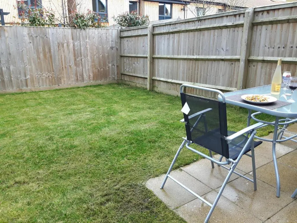 2 double rooms available in 3 bedroom house
