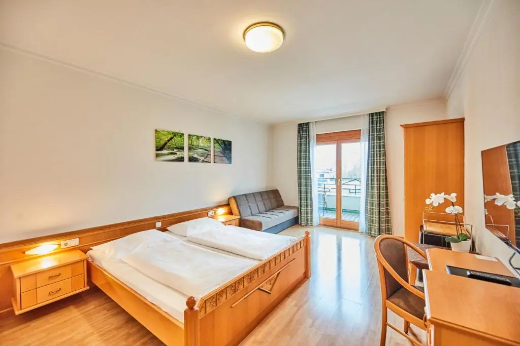 Standard Double room with balcony (full double bed)