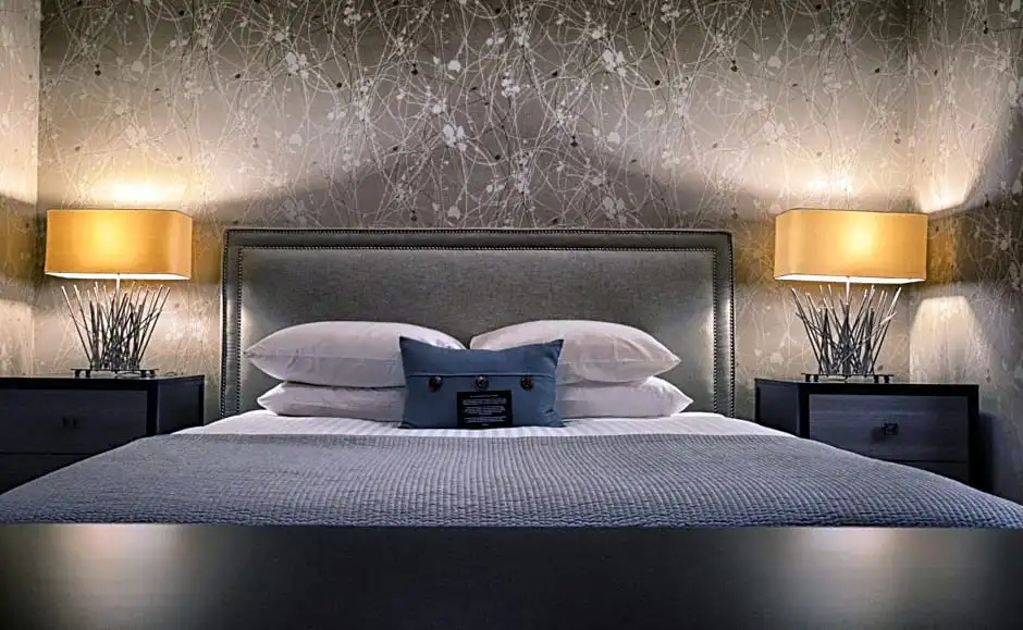 Double Suite (full double bed)
