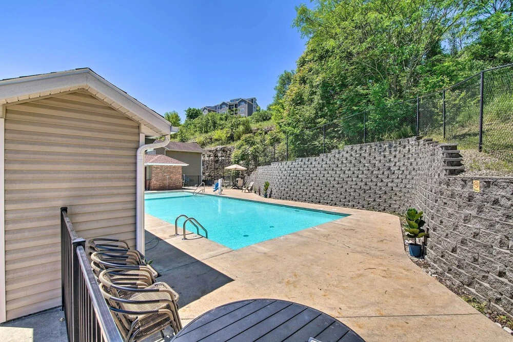 Cheerful Condo: Patio, 2 Mi to Branson Strip!