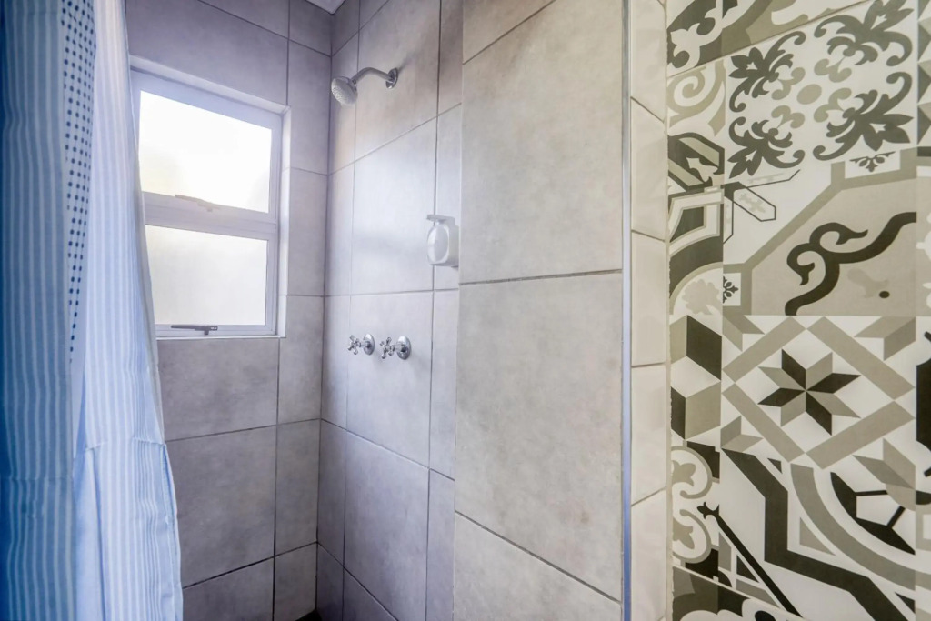 Hampton Collection - Trendy 2 Sleeper Apartment with Pool — фото 6