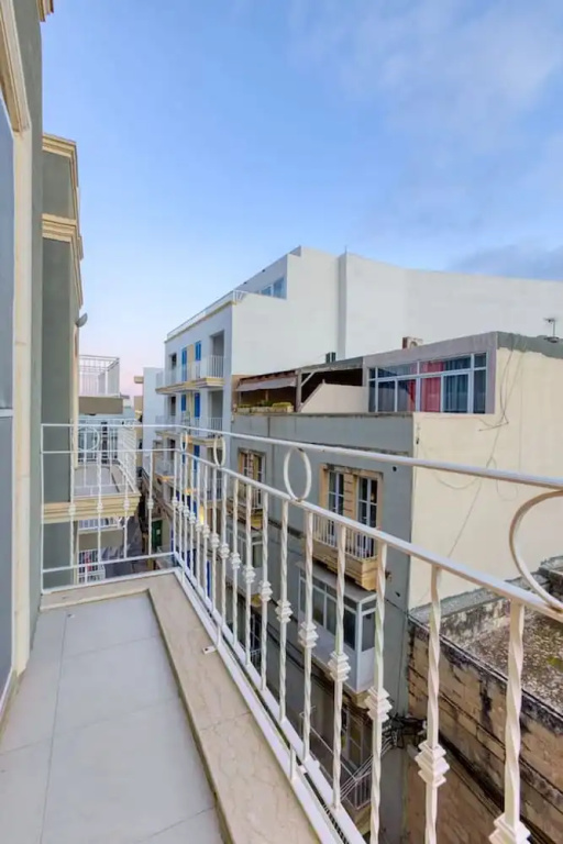 Valley Sea Views With Furnished BBQ Balcony