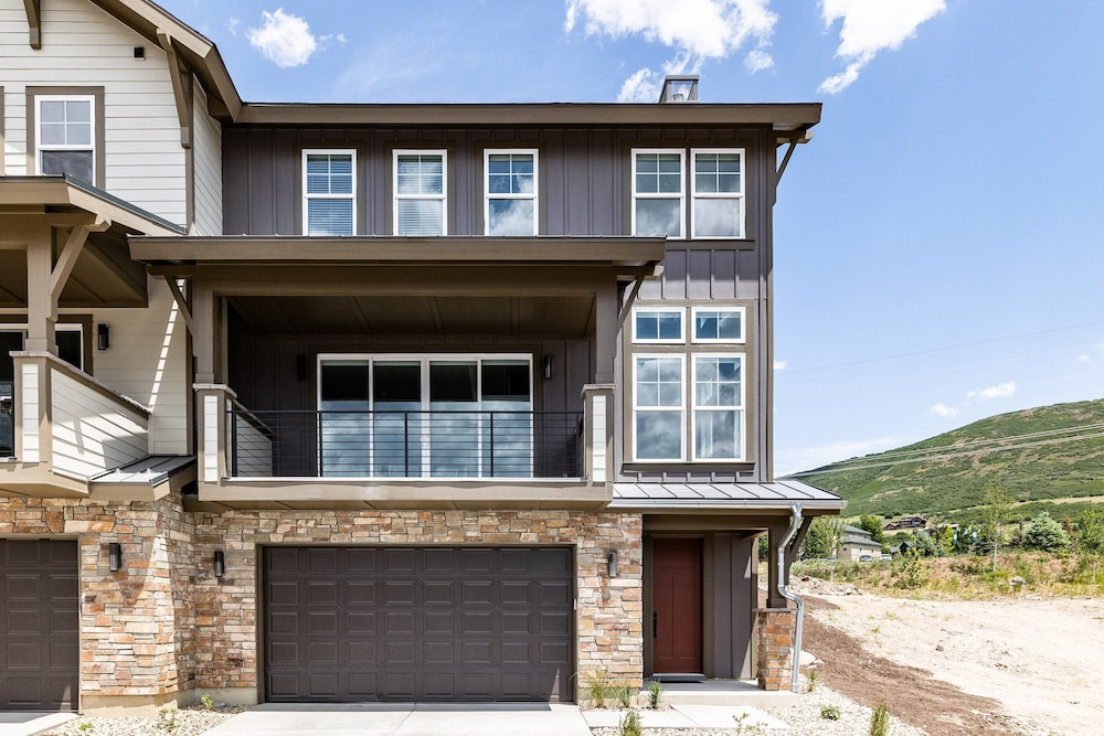 Modern Mountain Retreat Sleeps 10 Park City