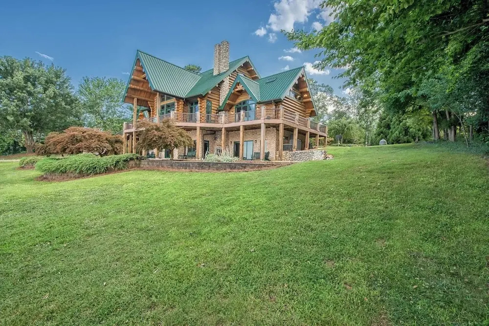 Azalea Retreat by Avantstay Sleeps 34 & Pool