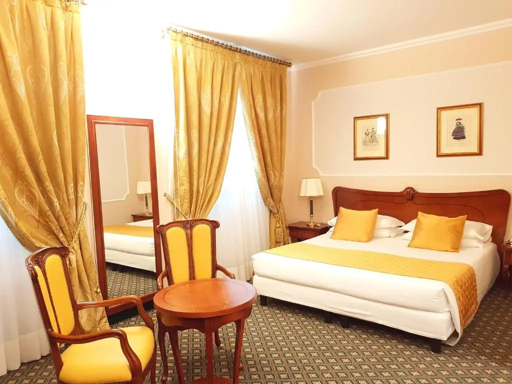 Deluxe Double room with Arno river view (full double bed)