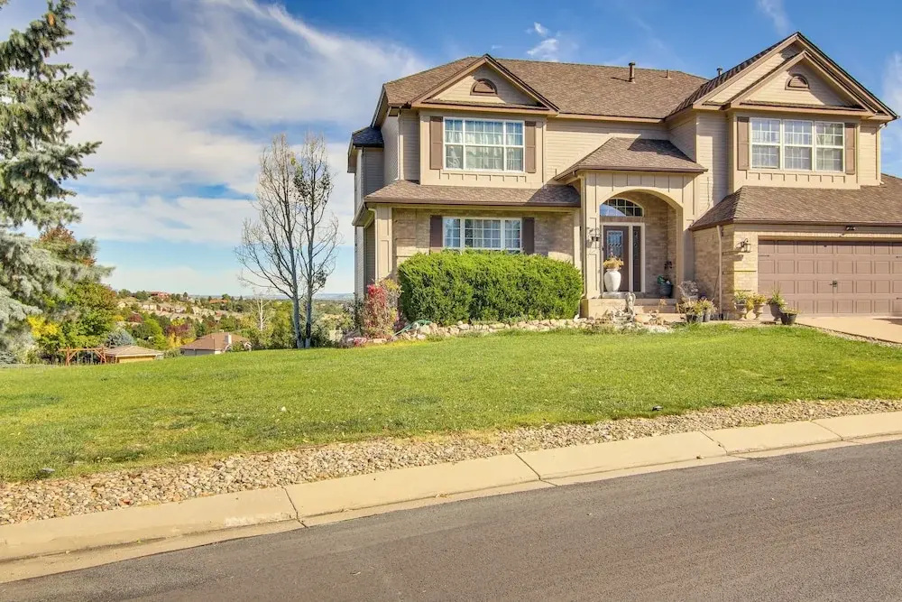 4 Mi to Broadmoor! Apt w/ Movie Theater & Mtn View