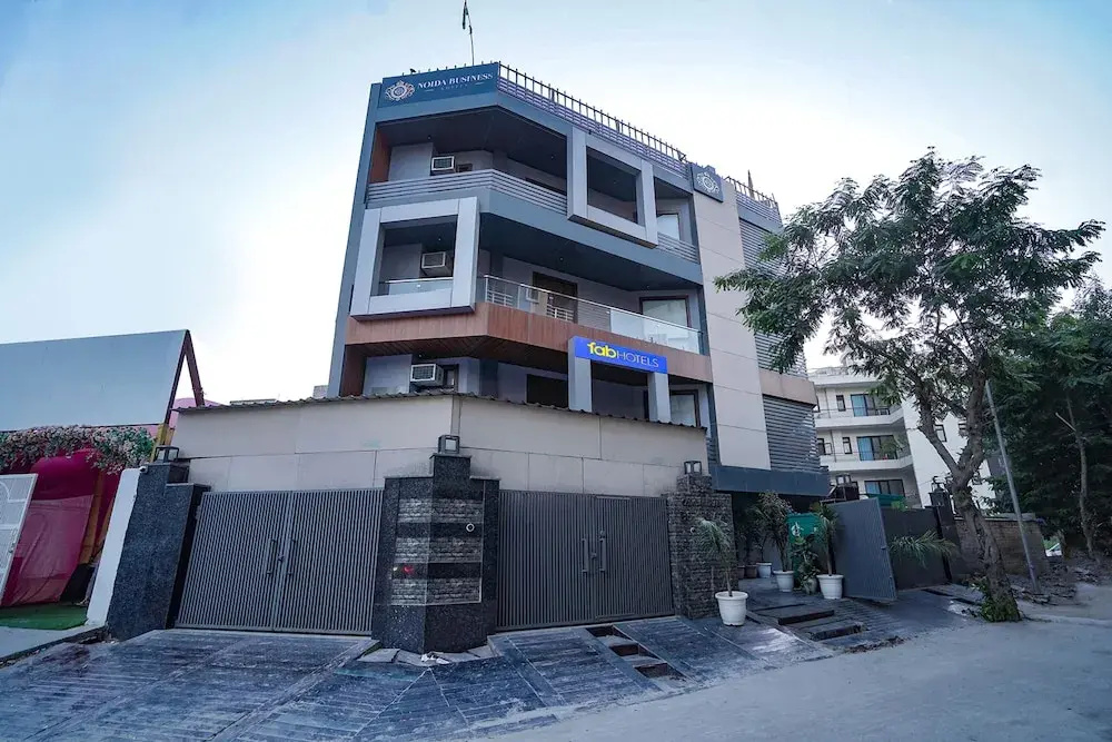 Fabhotel Noida Business Suites