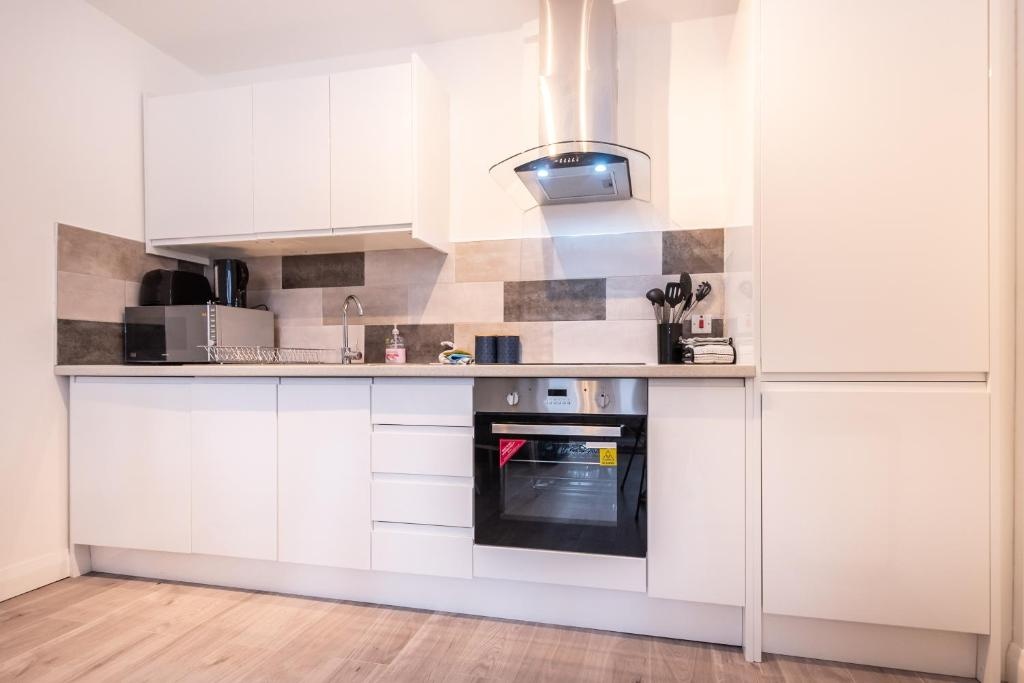 BEST PRICE - Superb Brand New Southampton City Apartments, Single Beds or King Size & Sofabed - AMAZING location FREE PARKING