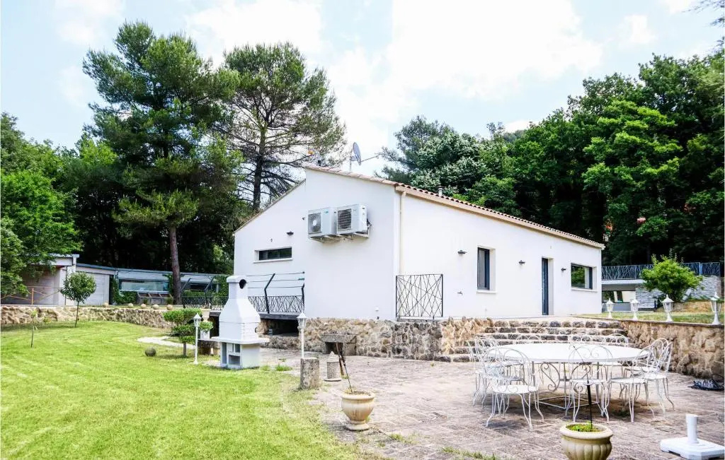 Voir la photo 4 — Amazing home in Rognes with 4 Bedrooms, WiFi and Outdoor swimming pool