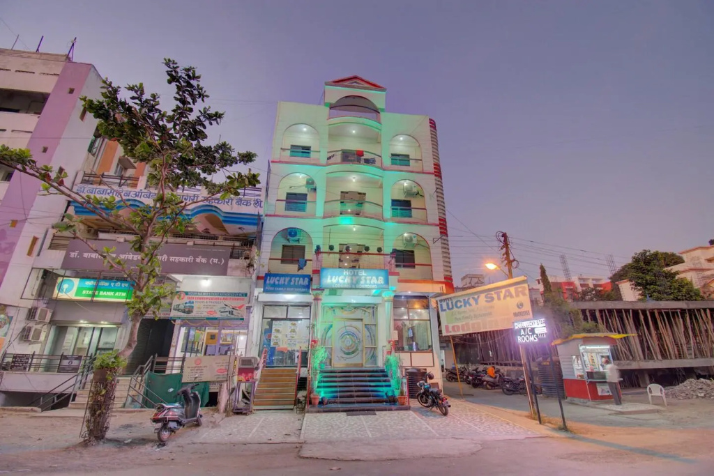 OYO 19830 Hotel Lucky Star