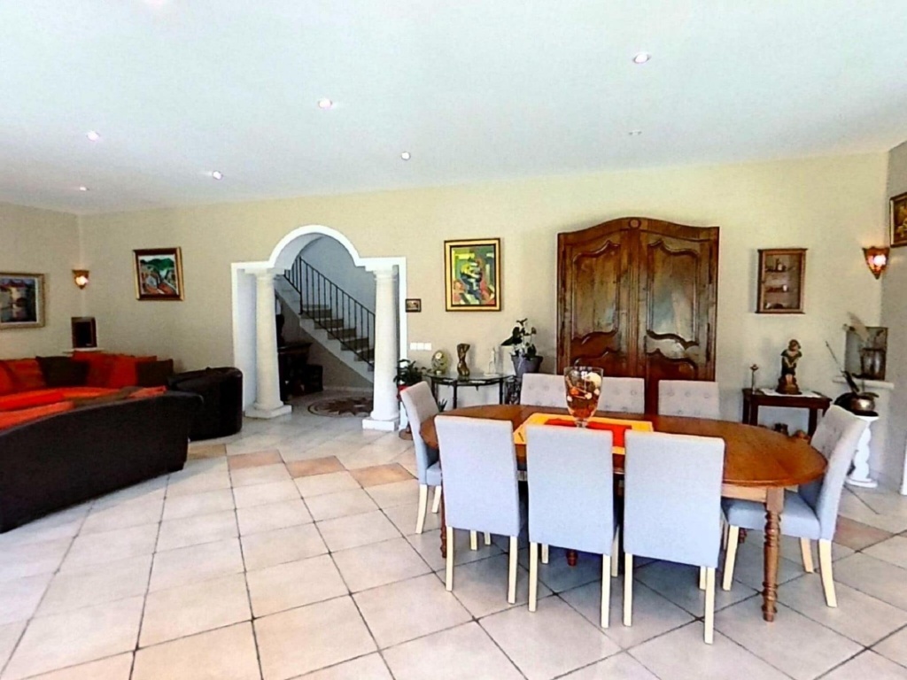 Majestic villa in L'isle-Sur-La-Sorgue with private pool